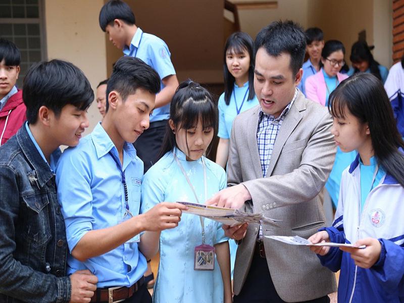 tu van tuyen sinh cho nganh quan tri kinh doanh cho hoc sinh thpt2