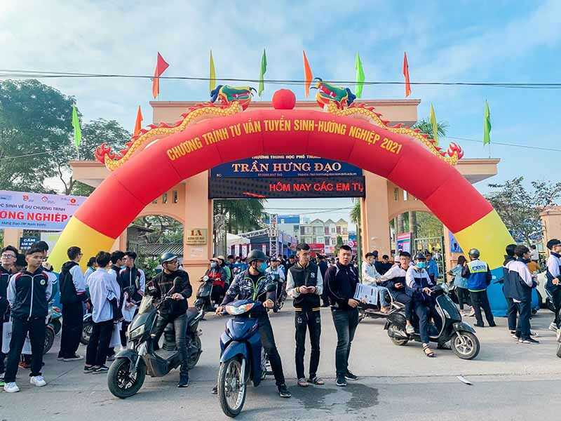 dai hoc tai chinh ngan hang ha noi soi dong trong ngay hoi tu van tuyen sinh 2021 1