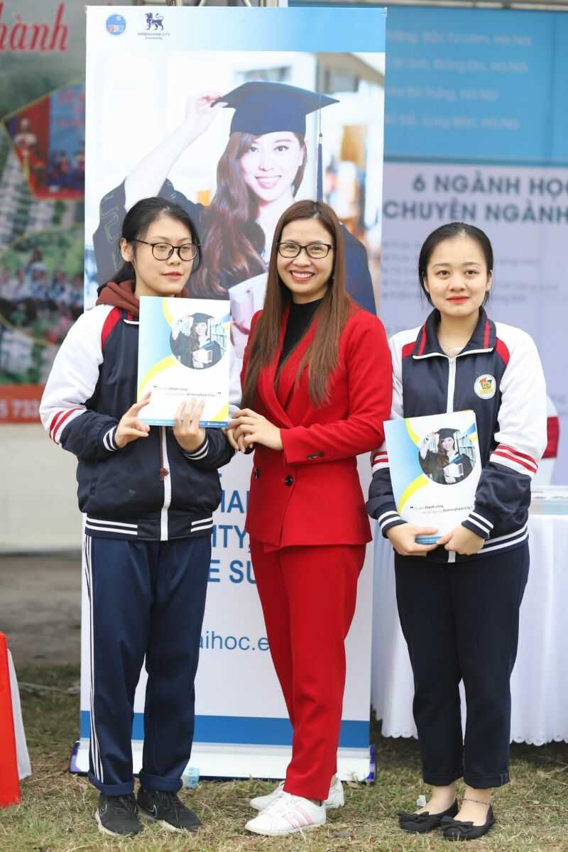 dai hoc tai chinh ngan hang ha noi soi dong trong ngay hoi tu van tuyen sinh 2021 10