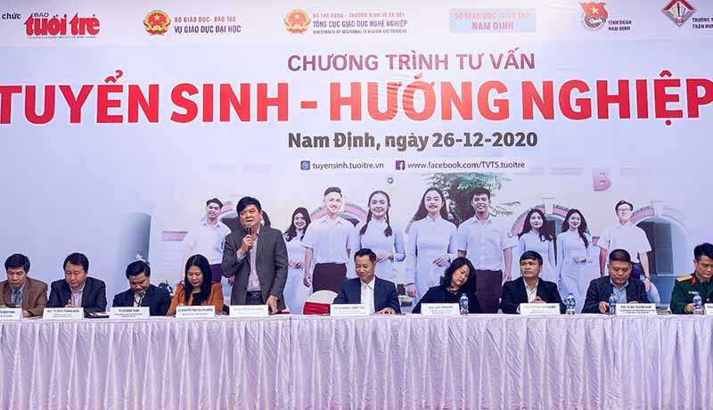dai hoc tai chinh ngan hang ha noi soi dong trong ngay hoi tu van tuyen sinh 2021 2