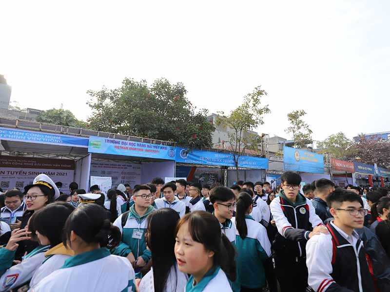 dai hoc tai chinh ngan hang ha noi soi dong trong ngay hoi tu van tuyen sinh 2021 3