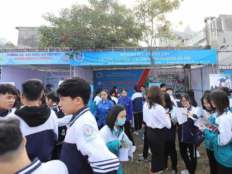 dai hoc tai chinh ngan hang ha noi soi dong trong ngay hoi tu van tuyen sinh 2021 4
