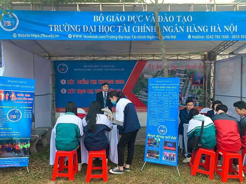 dai hoc tai chinh ngan hang ha noi soi dong trong ngay hoi tu van tuyen sinh 2021 5