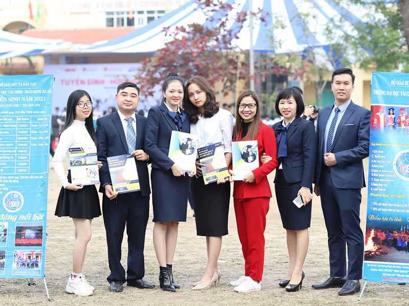 dai hoc tai chinh ngan hang ha noi soi dong trong ngay hoi tu van tuyen sinh 2021 6