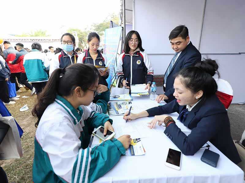 dai hoc tai chinh ngan hang ha noi soi dong trong ngay hoi tu van tuyen sinh 2021 8