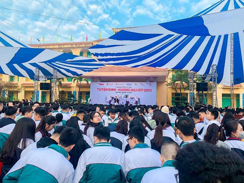 dai hoc tai chinh ngan hang ha noi soi dong trong ngay hoi tu van tuyen sinh 2021